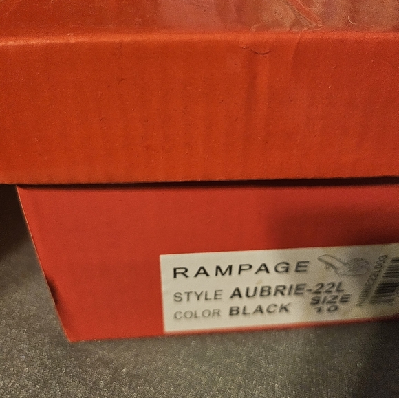 2 Prair of womens shoes worn 1time1 black 1 white like new.Needs new home. - Picture 11 of 11